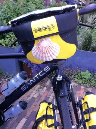 Pelgrims op weg naar Santiago de Compostela zijn herkenbaar aan de Sint-Jacobsschelp, het teken van de heilige Jacob. De schelp wordt gedragen met de sluiting naar boven (in tegenstelling tot de schelp van oliemaatschappij Shell).